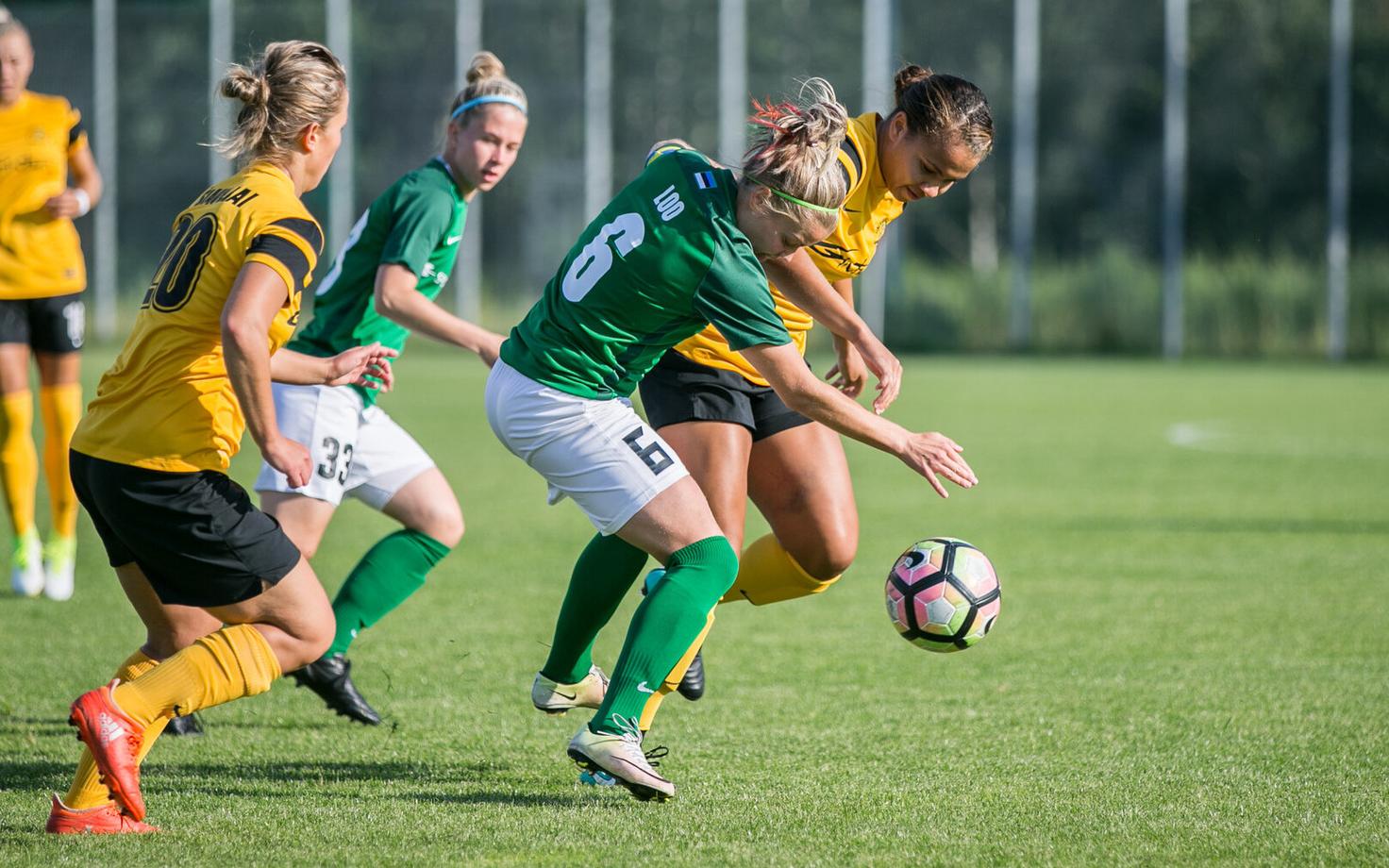 FC Flora naiskond (rohelises).