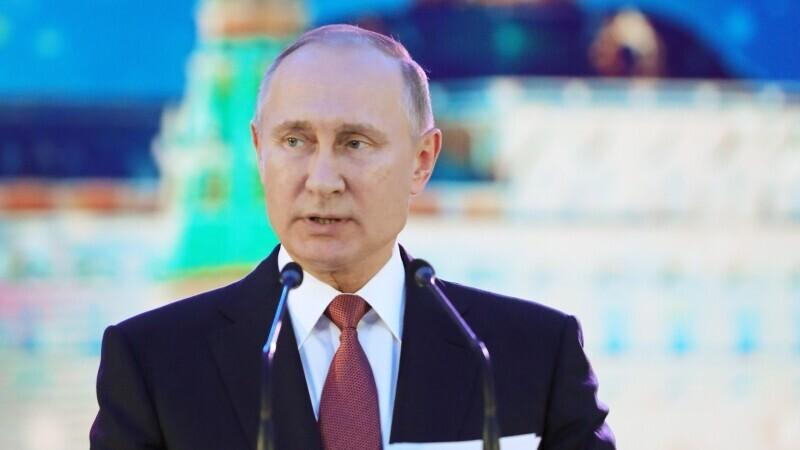 О решении выдвинуться кандидатом на выборы Путин объявил 6 декабря.