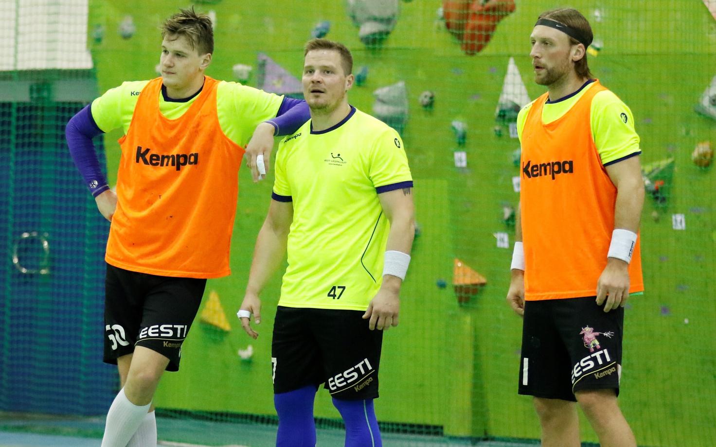 Hetk reedesest treeningust, kus joonemängijate Hendrik Varuli ja Martin Johannsoni vahel on käevigastusest paranev Kristo Voika.