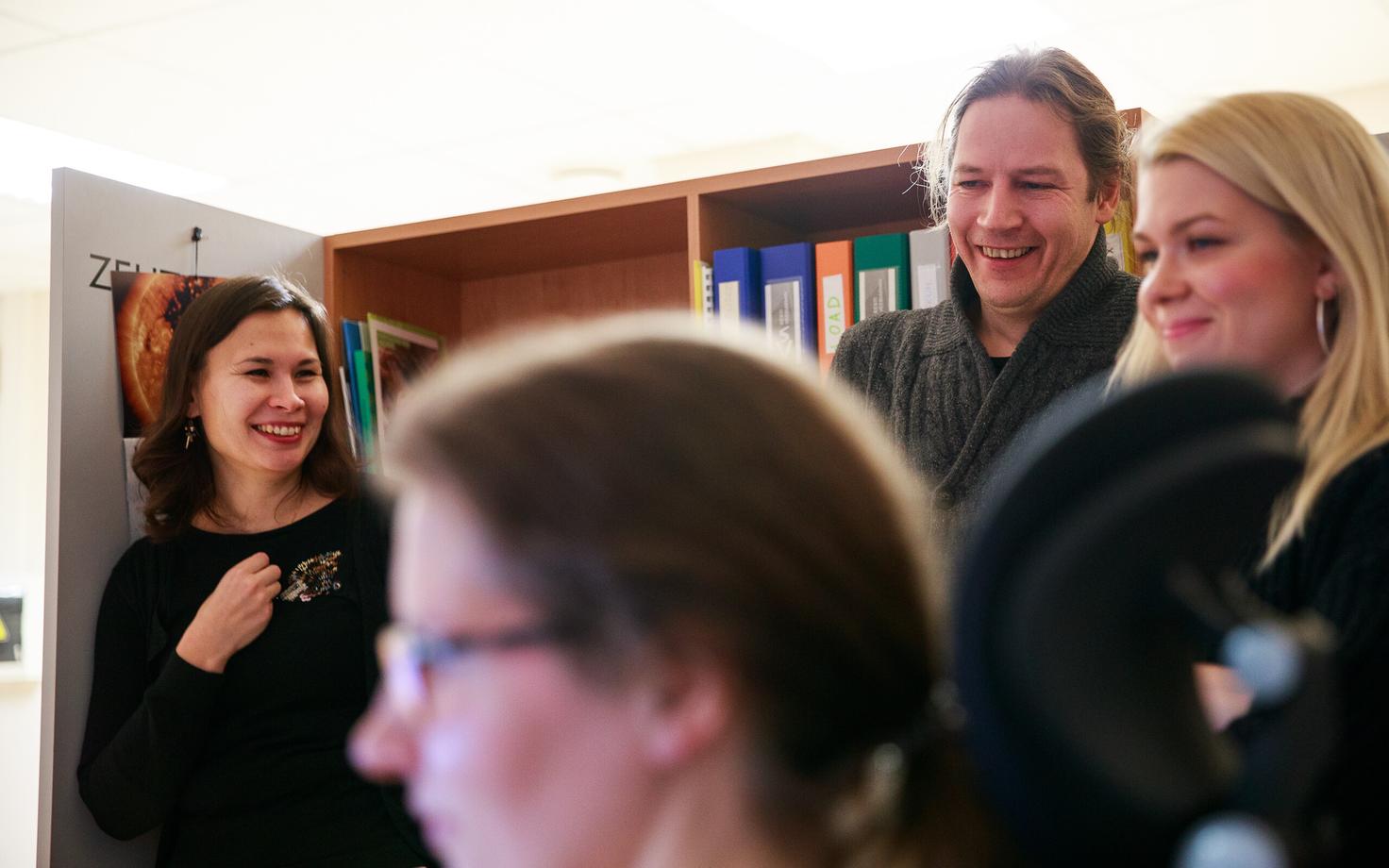 Esiplaanil Tiiu Daniel, taga vasakul Eva-Maria Artus ja keskel Peeter Rahuvarm. Paremal ERR-i ajakirjanik Merit Maarits. Autor: Siim Lõvi /ERR