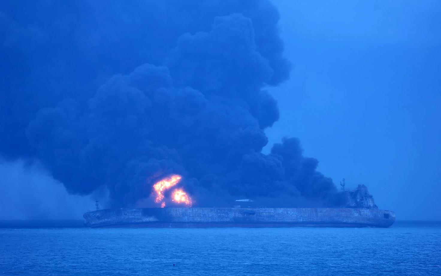 Танкер остался на плаву, но на нем вспыхнул пожар, произошел разлив нефти.