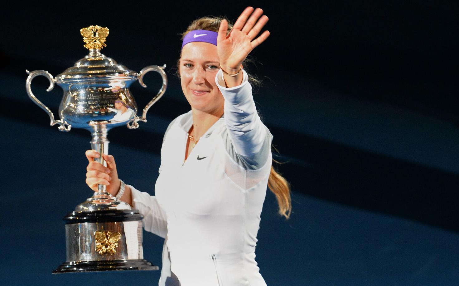 Viktoria Azarenka 2013. aastal Austraalia lahtiste võidukarikaga.