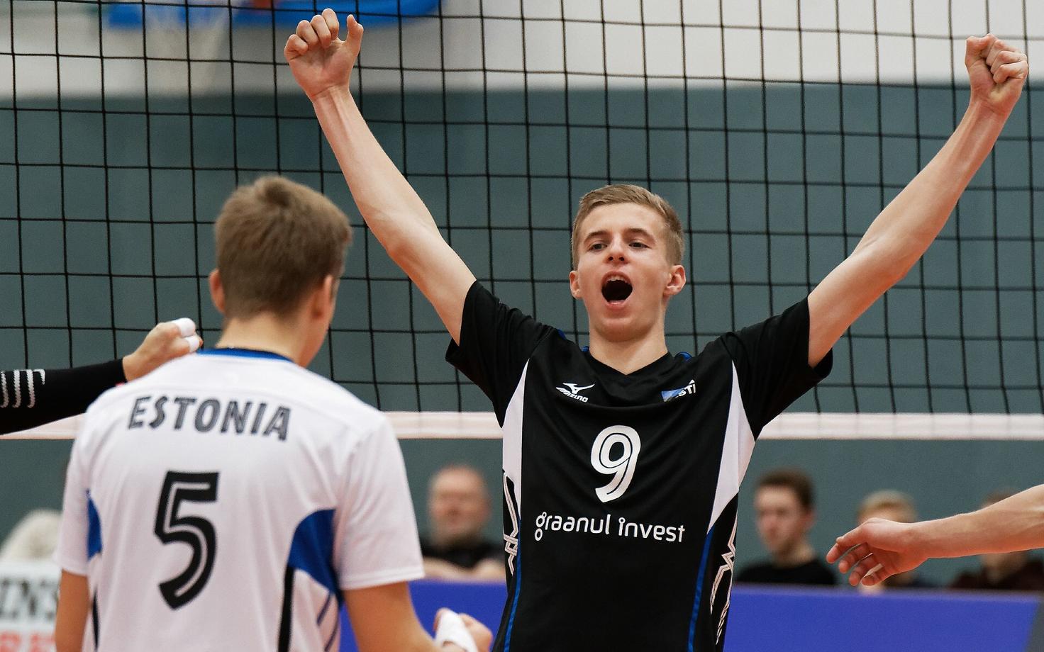 Eesti U-18 võrkpallikoondislased Allar Keskülla (vasakul) ja Richard Voogel rõõmustamas.