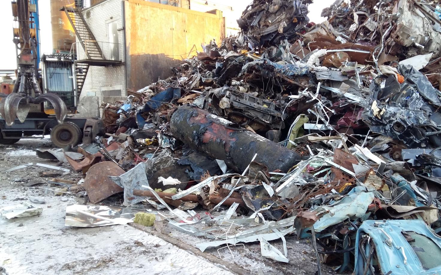 Газовый баллон в груде металлического мусора