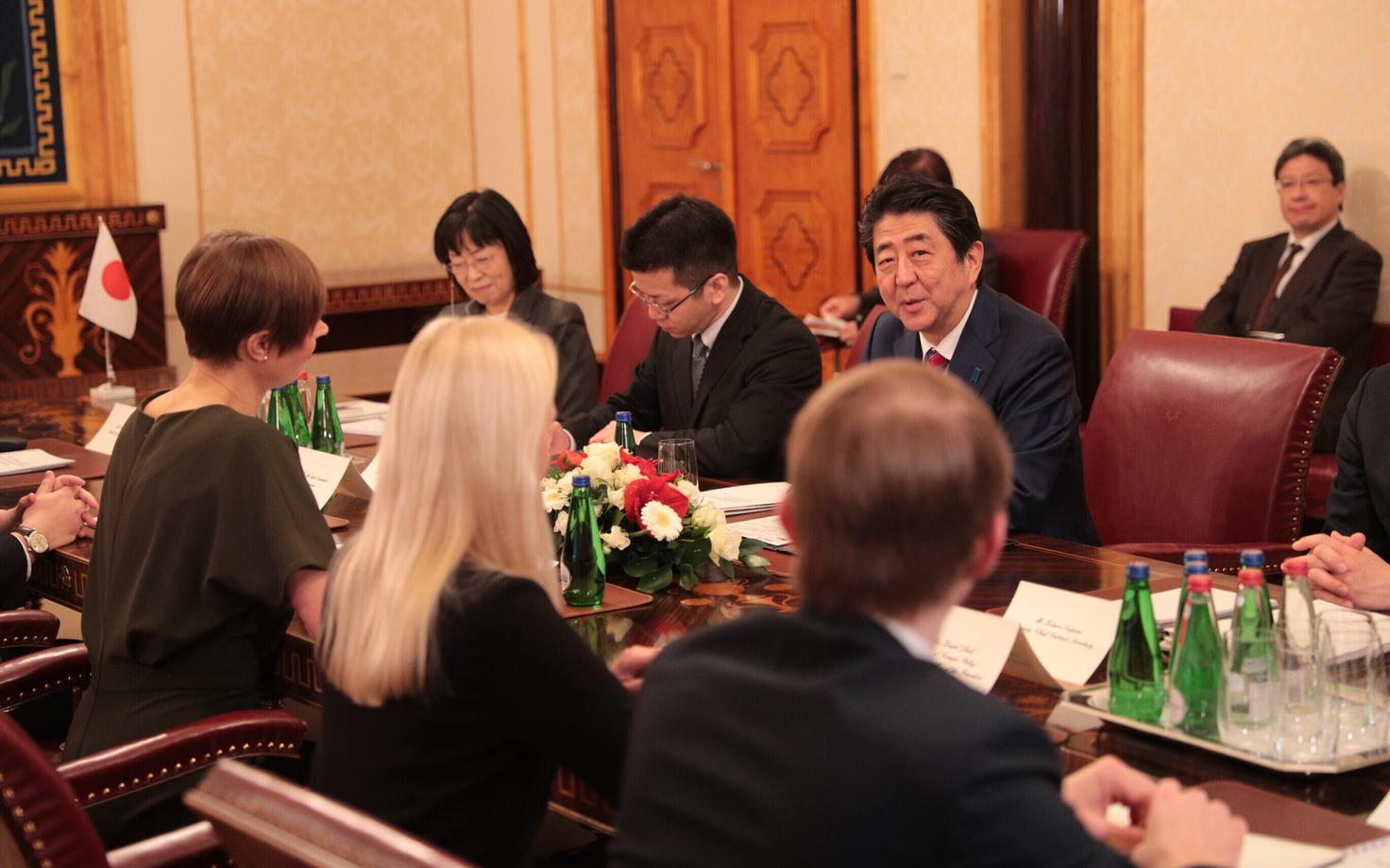 Jaapani peaminister Shinzo Abe kohtus Kadriorus president Kersti Kaljulaidiga.