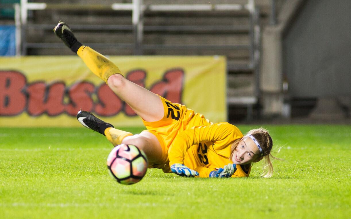 Anastasija Zabello esindamas Eesti U-17 jalgpallikoondist EM-valikturniiri kohtumises