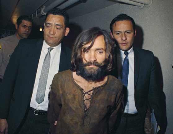Charles Manson viiakse kohtu alla.