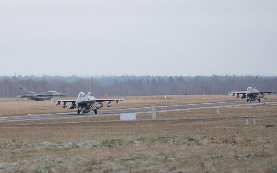 Истребители F-16.