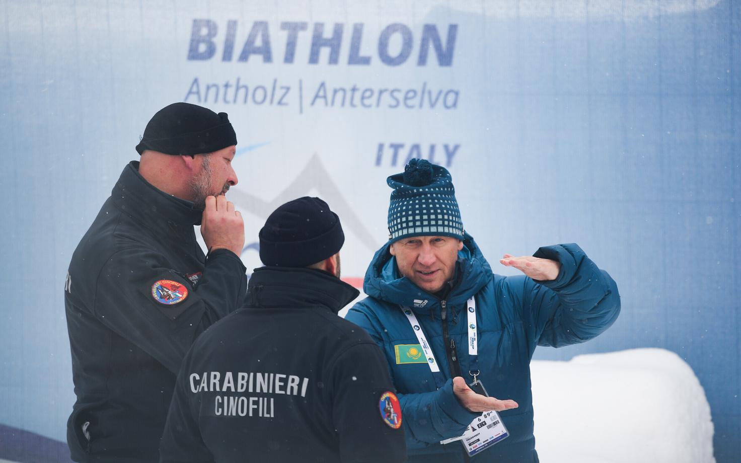 Kasahstani laskesuusakoondise peatreener Valeri Polhovski Anterselvas Itaalia politseinikega vestlemas.