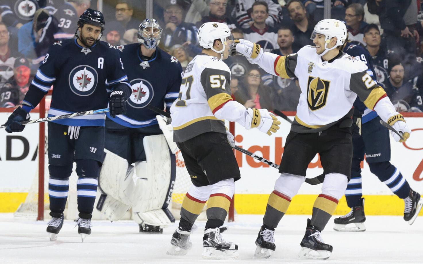 David Perron (57) viskas Vegas Golden Knightsi võiduvärava.