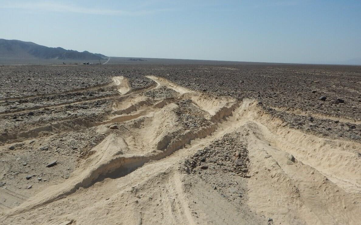Peruu kultuuriministeeriumi avaldatud foto veoki rattajälgedest Nazca muistses paigasl.