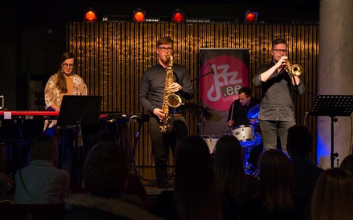 Lauri Kadalipp Social Jazzi kuulates tekib küsimus, kui palju on selles muusikas Lauri Kadalippu ja kuivõrd on see ühislooming. Fotol vasakult Kirke Karja, Lauri Kadalipp, Tõnu Tubli ja Allan Järve.