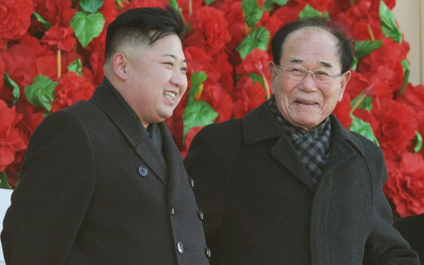 Põhja-Korea tegelik juht Kim Jong-un (vasakul) ja tseremoniaalne riigipea Kim Yong-nam 2012. aastal.