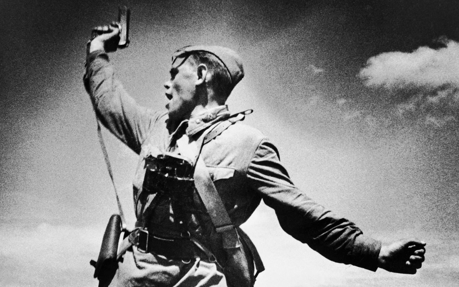 1942. aastast pärit lavastatud rindefoto nõukogude politrukist.