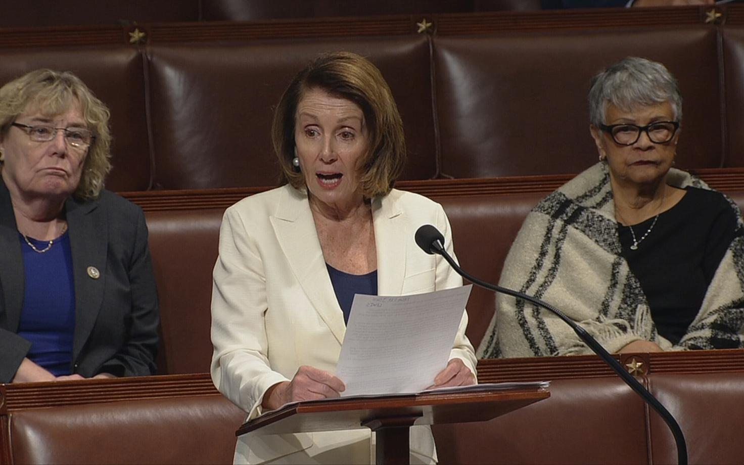 Nancy Pelosi esindajatekojas rekordkõnet pidamas.