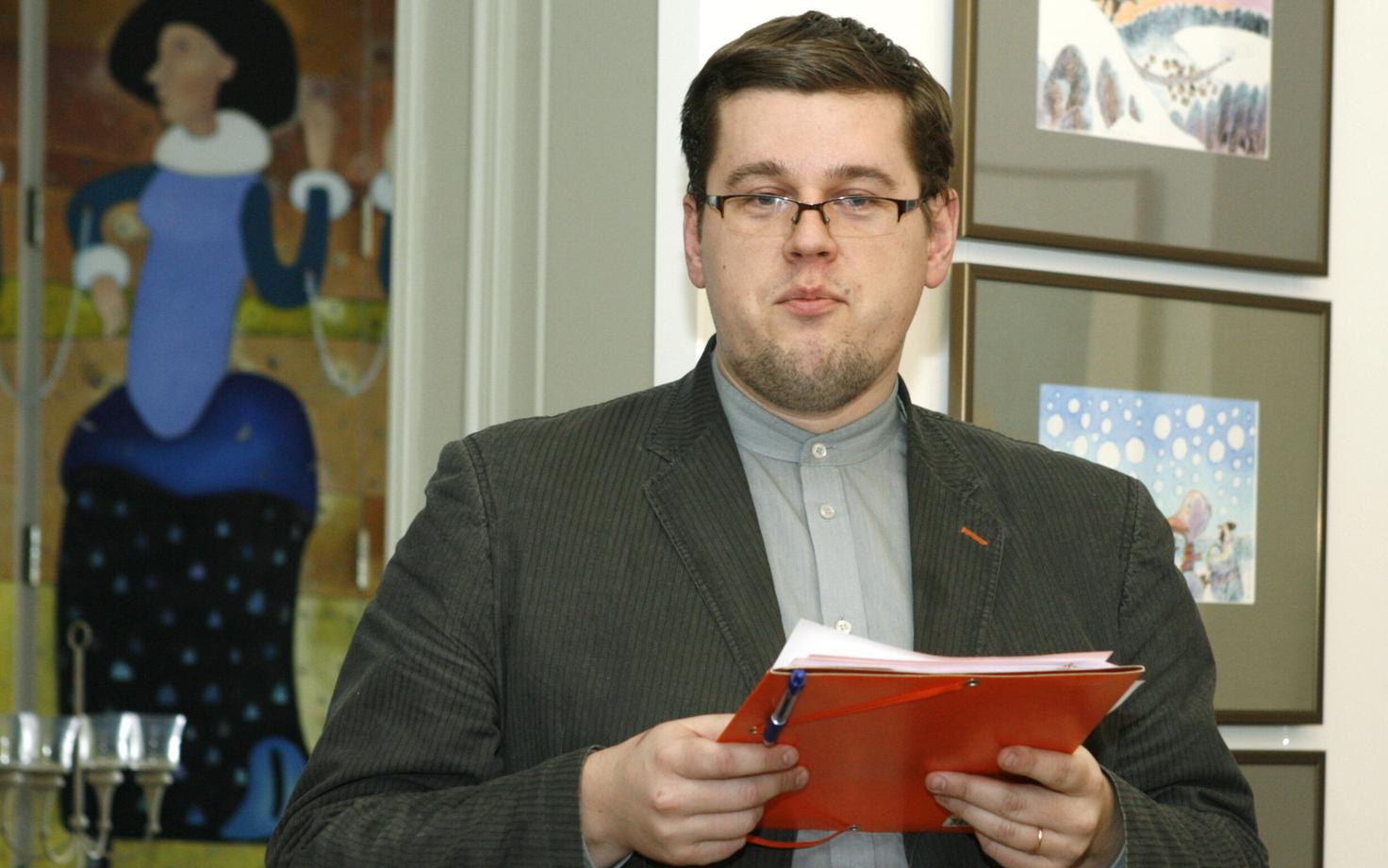 Tauno Vahter 2010. aastal noorteromaani võistluse võitjate väljakuulutamisel.
