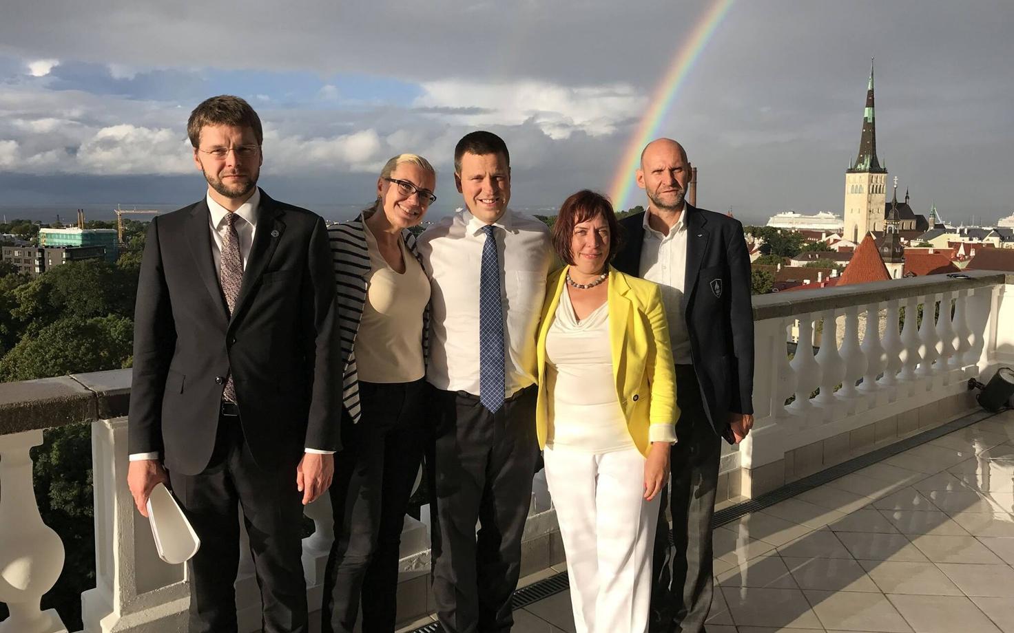Jevgeni Ossinovski, Kadri Simson, Jüri Ratas, Mailis Reps ja Helir-Valdor Seeder Stenbocki maja rõdul