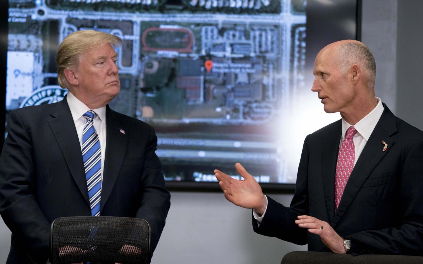 Florida kuberner Rick Scott, paremal, president Donald Trumpiga korrakaitseametnikega kohtumas.