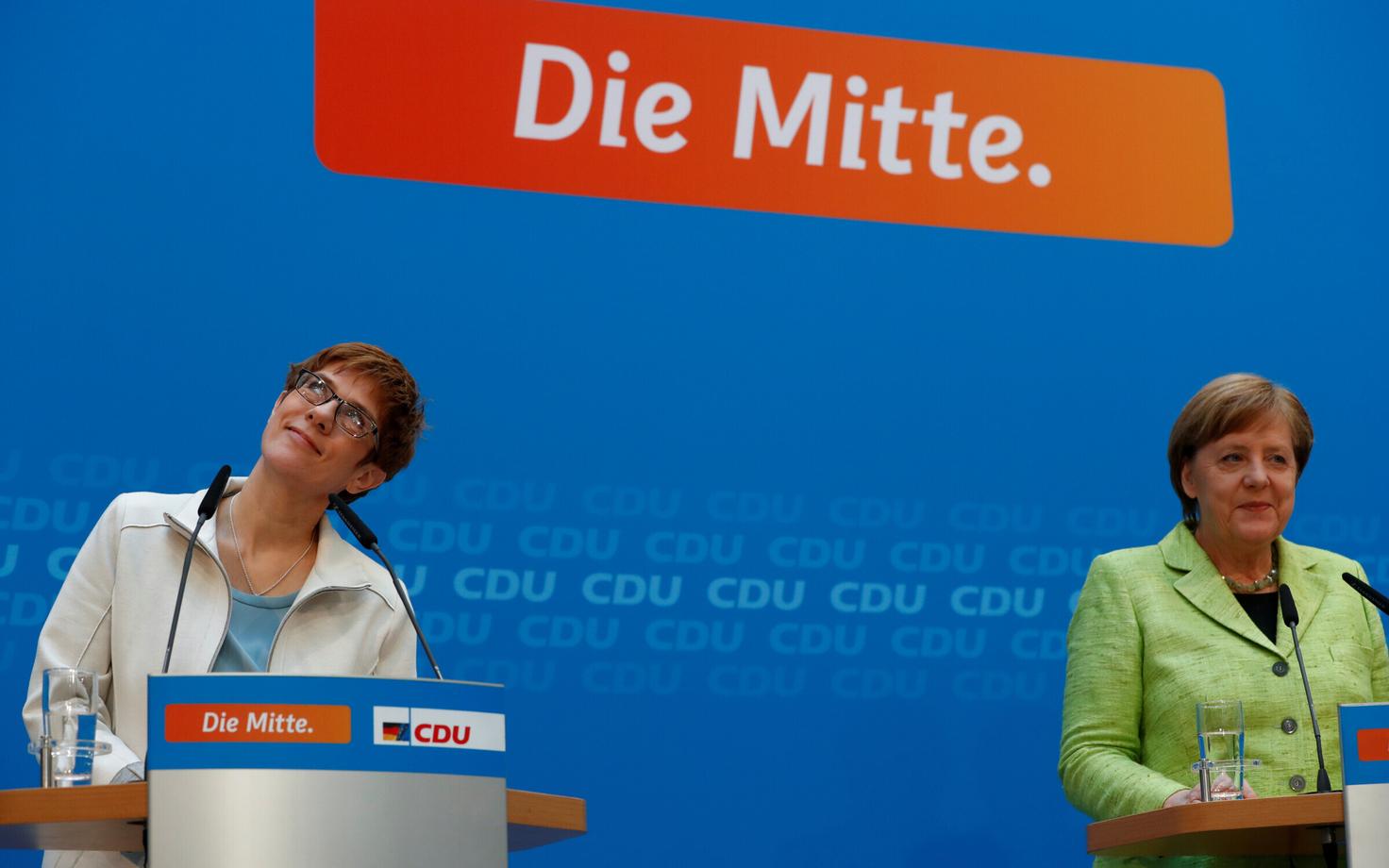 Annegret Kramp-Karrenbauer ja Angela Merkel 27. märtsil pressikonverentsil.