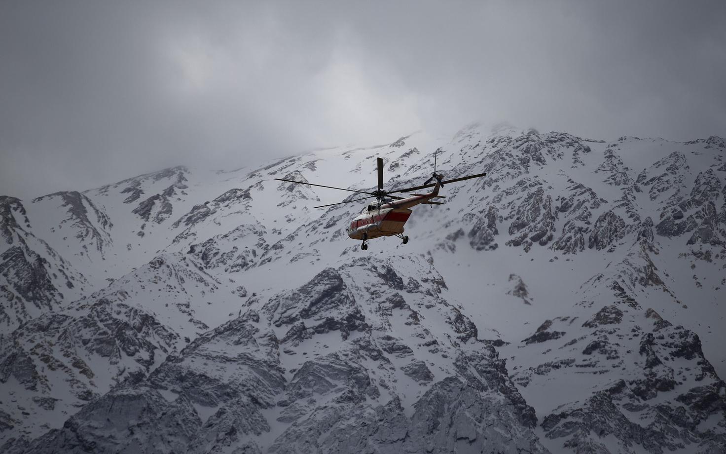 Iraani kaardiväe helikopter mägedes alla kukkunud reisilennukit otsimas.