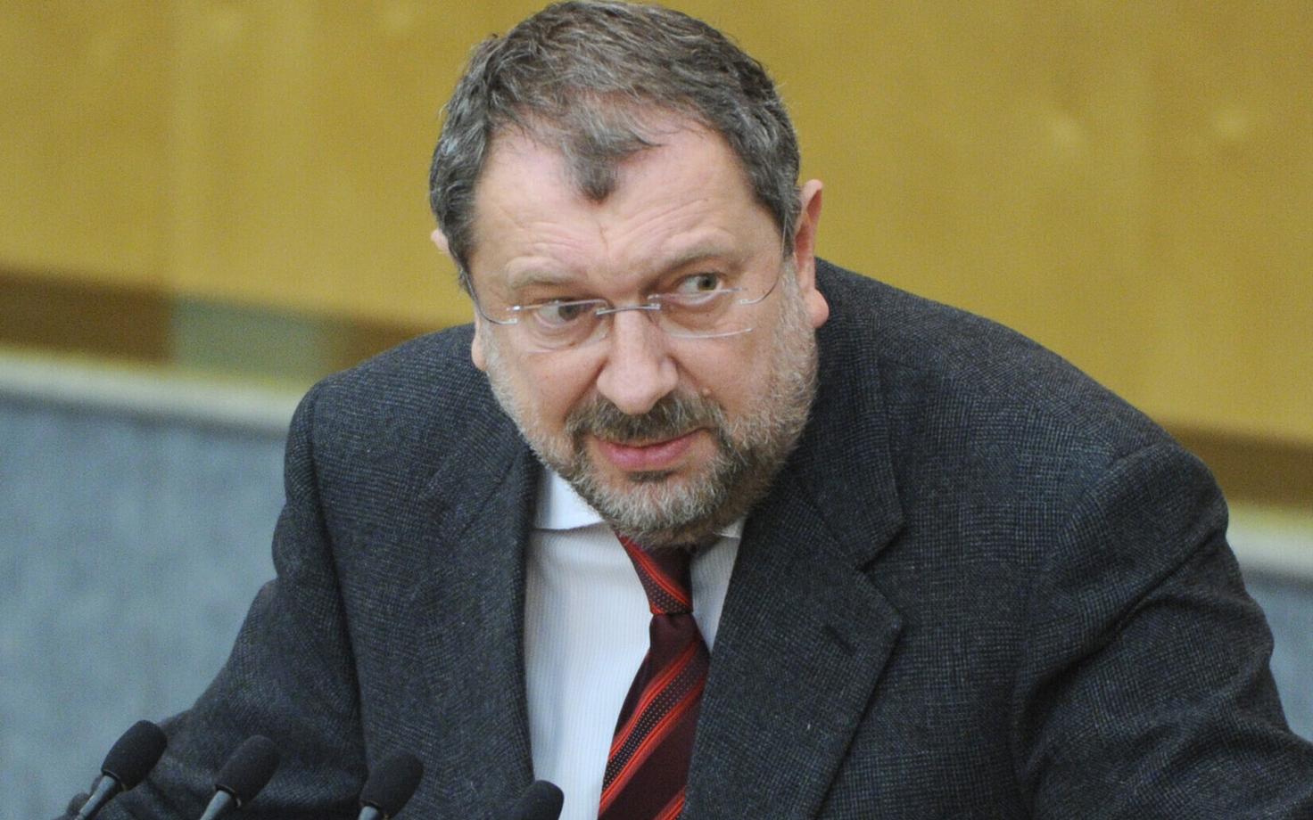 Vladislav Reznik Vene riigiduumas kõnet pidamas.