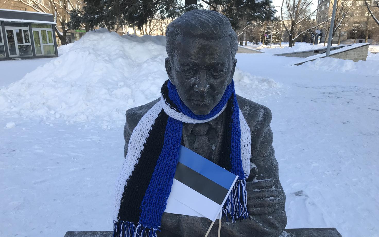 Памятник Паулю Кересу в Нарве.