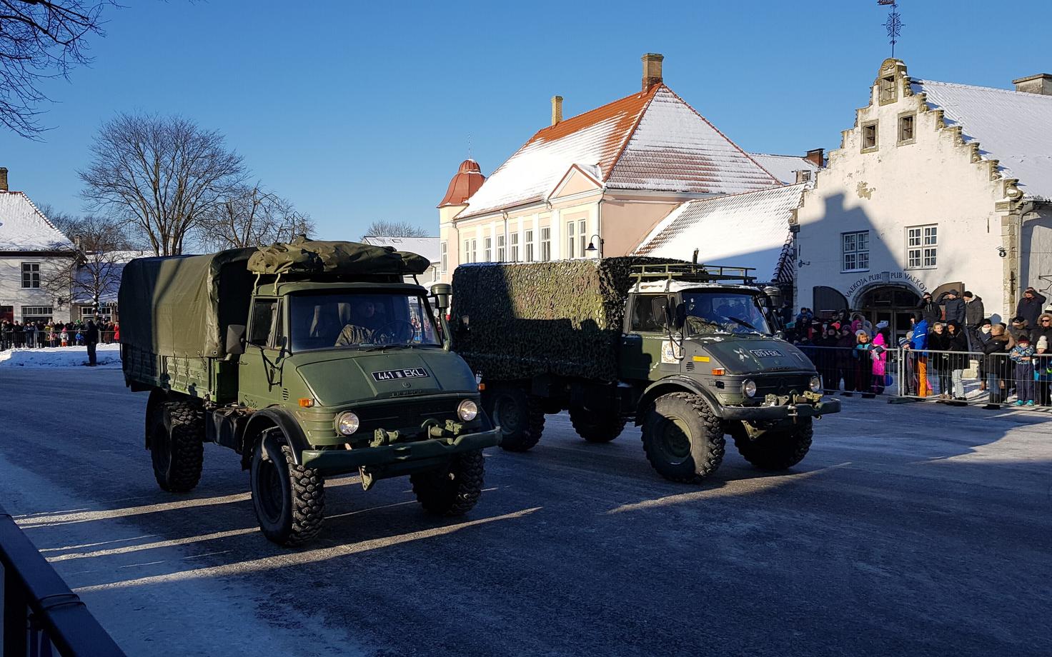 Tänavune paraad Kuressaare keskväljakul.