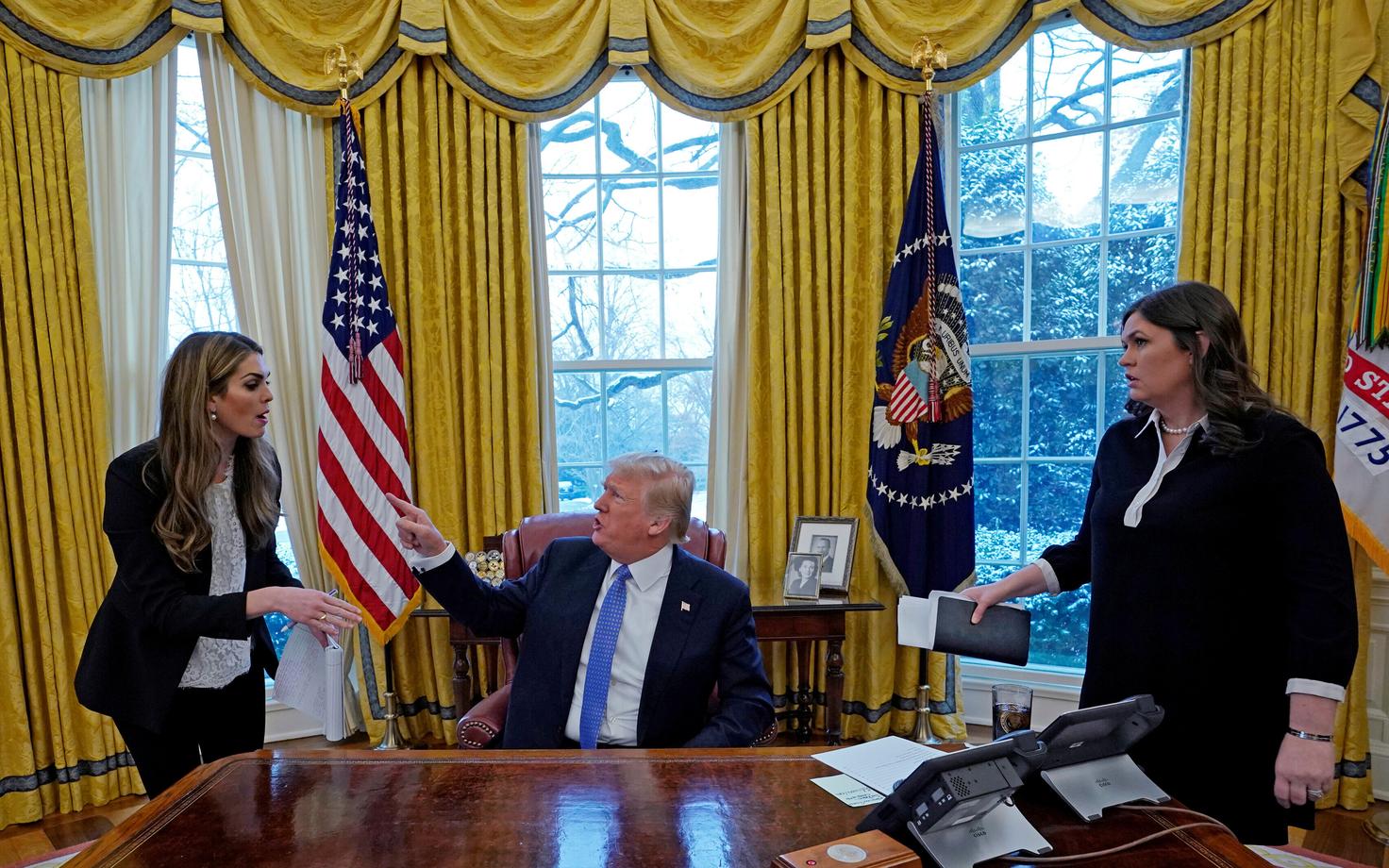 Хикс (слева) проработала с Трампом много лет, но на пост директора по связям Белого дома долго не продержалась.