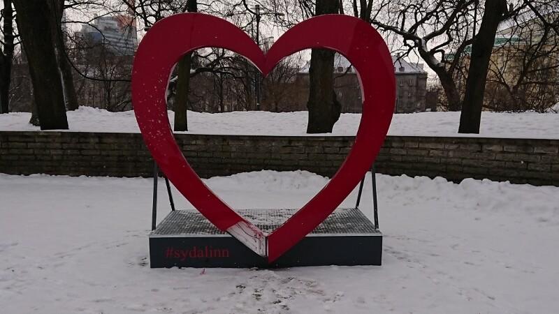 Инсталляция останется на горке Поцелуев до 31 марта.
