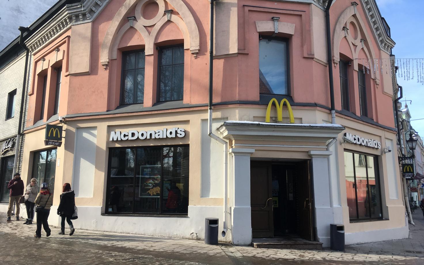 Ресторан McDonald´s в Таллинне на улице Виру.