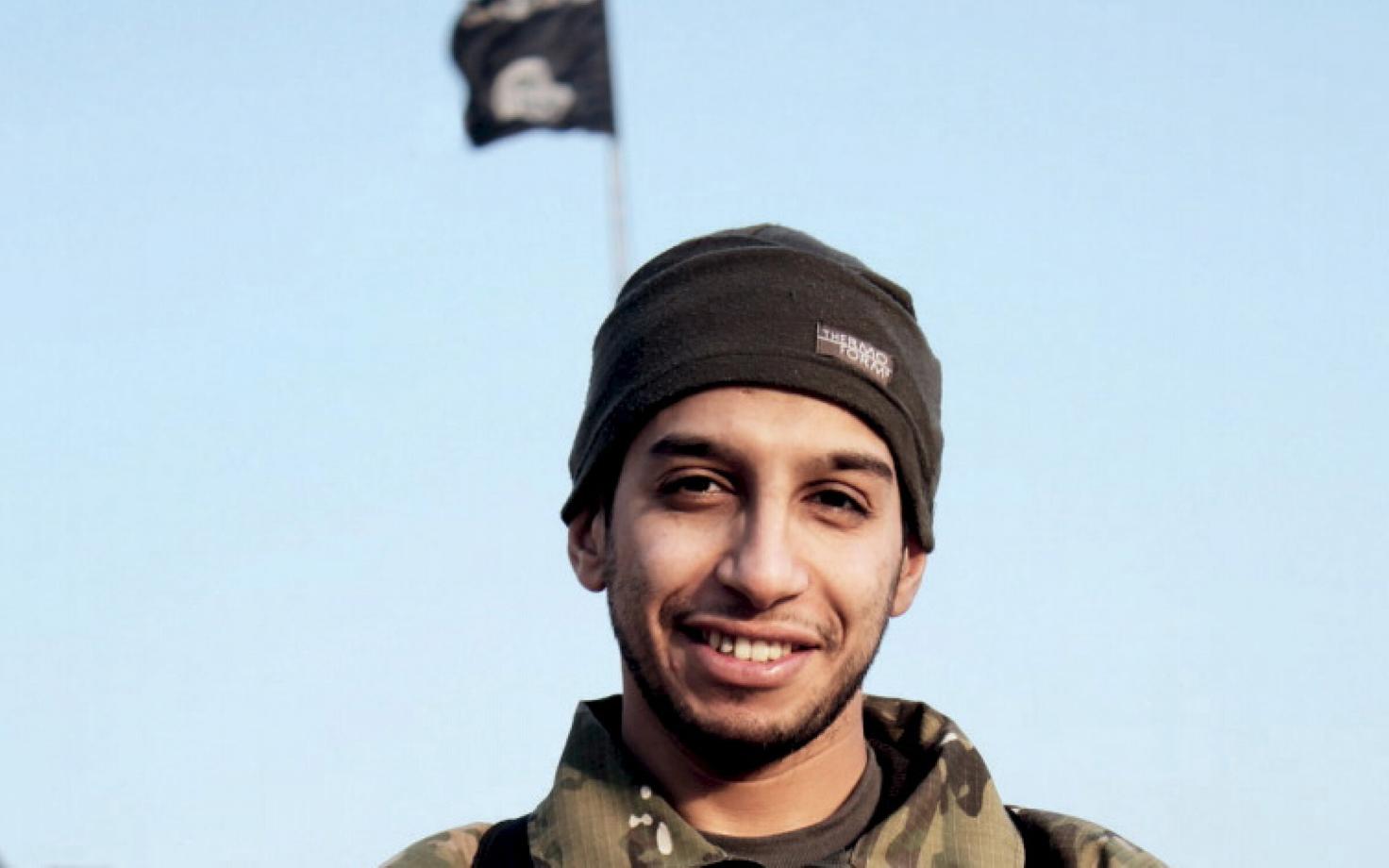 Pariisi terrorirünnakute peaorganiseerija Abdelhamid Abaaoud ISIS-e lipu taustal, foto on pärit ISIS-e taustaga meediast.