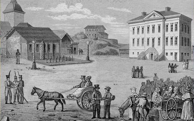 1816. aastal otsustas tsaar Aleksander I teha Helsingist Soome suurvürstiriigi uue pealinna, senisest pealinnast Turust toodi üle ka ülikool. Pildil Helsingi Raekoja plats enne kesklinna ümberehitamist. Carl Ludvig Engeli joonistus (1820).