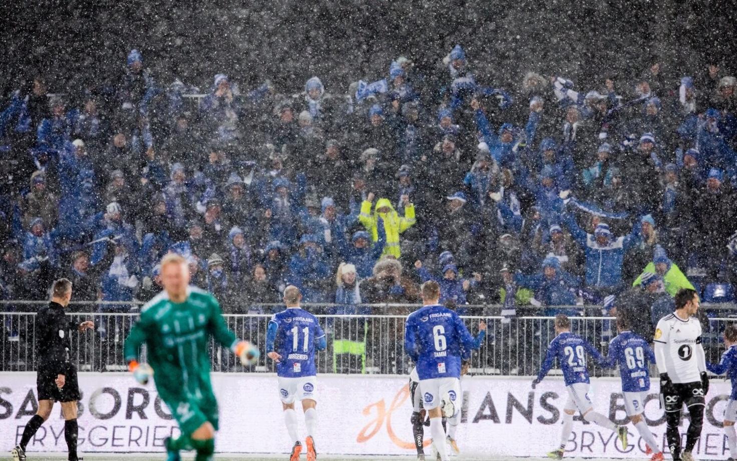Joonas Tamm (nr 6) koos klubikaaslastega võidu toonud väravat tähistamas.