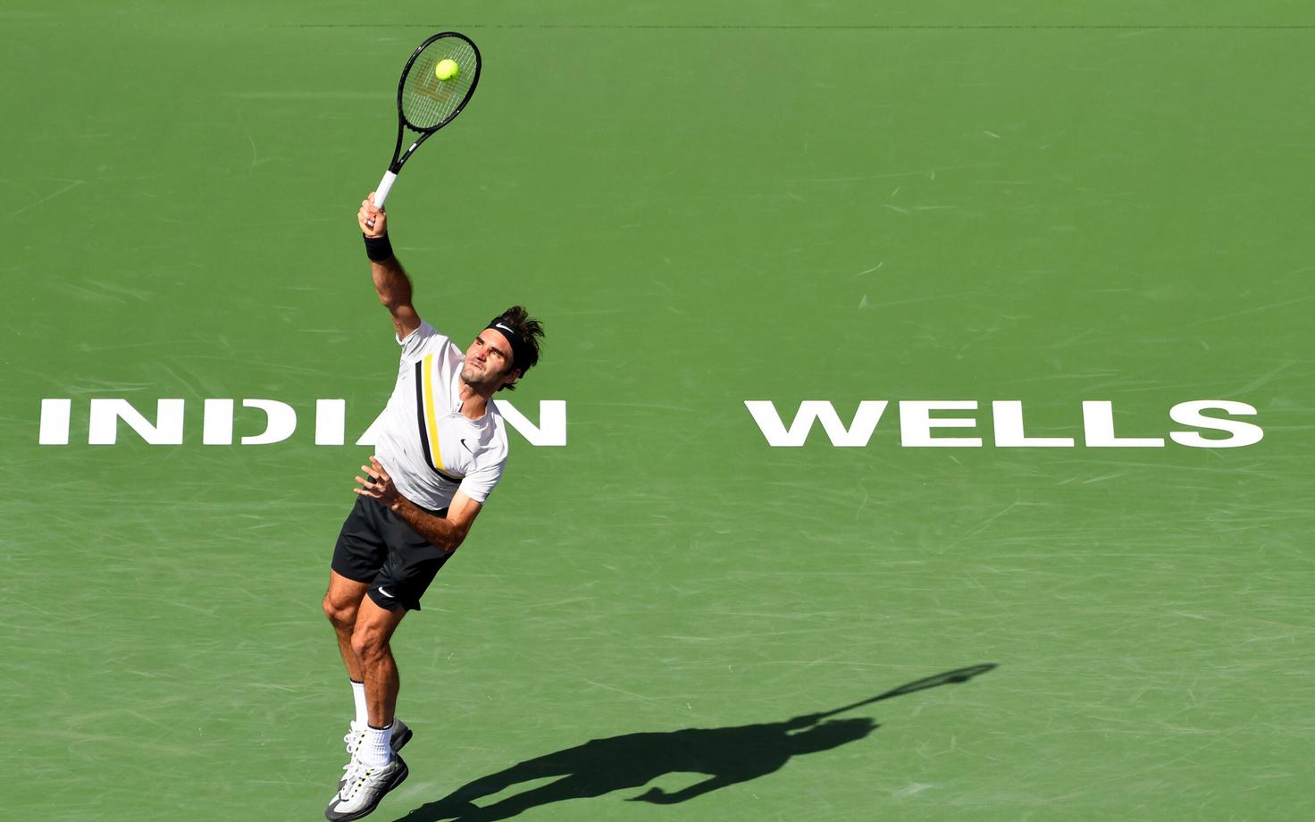 Roger Federer servimas.