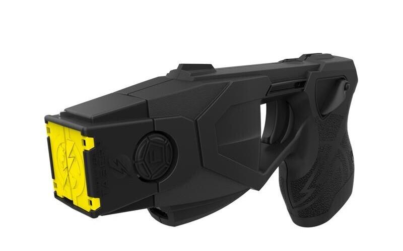 Электрошоковый пистолет Taser.