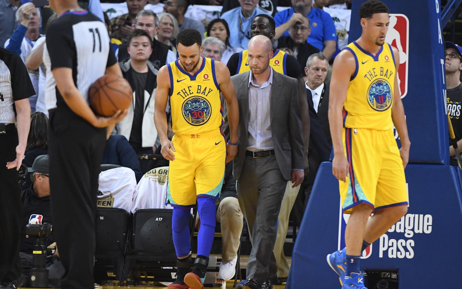 Vigastada saanud Stephen Curry (vasakul).