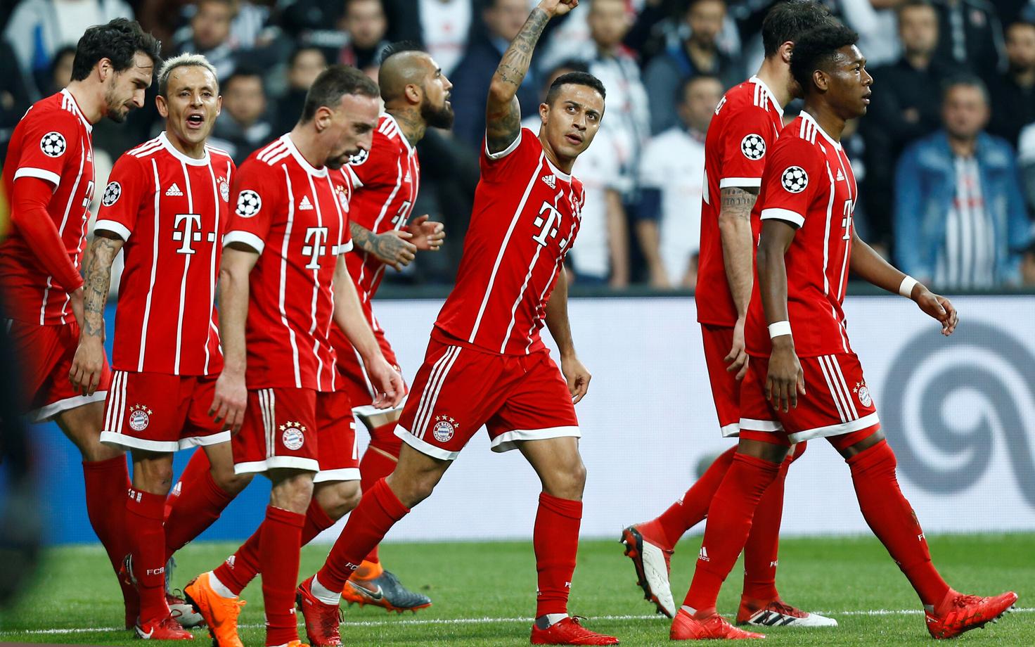 Thiago Alcantara (keskel) väravat tähistamas.