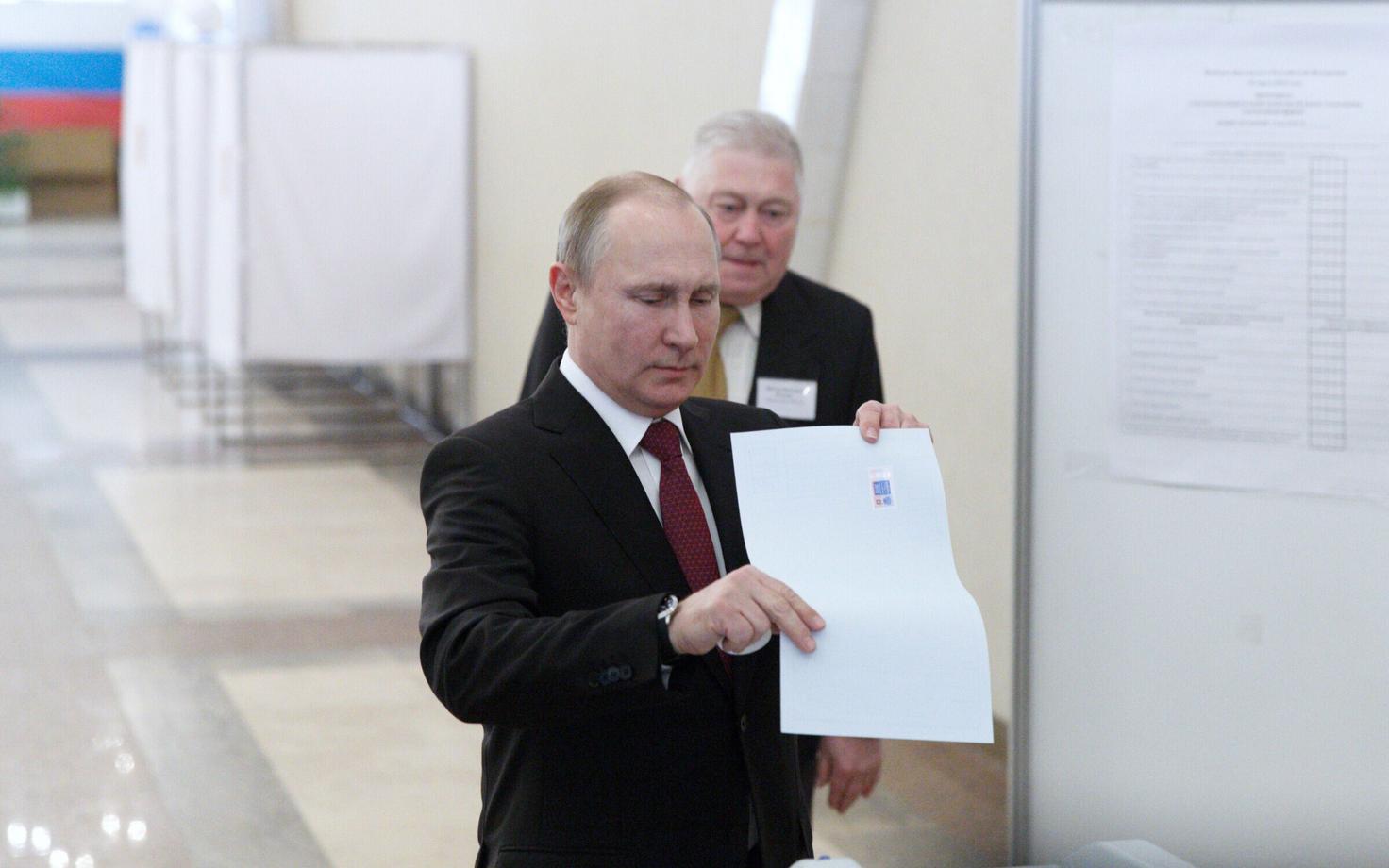 Президент РФ Путин голосует.