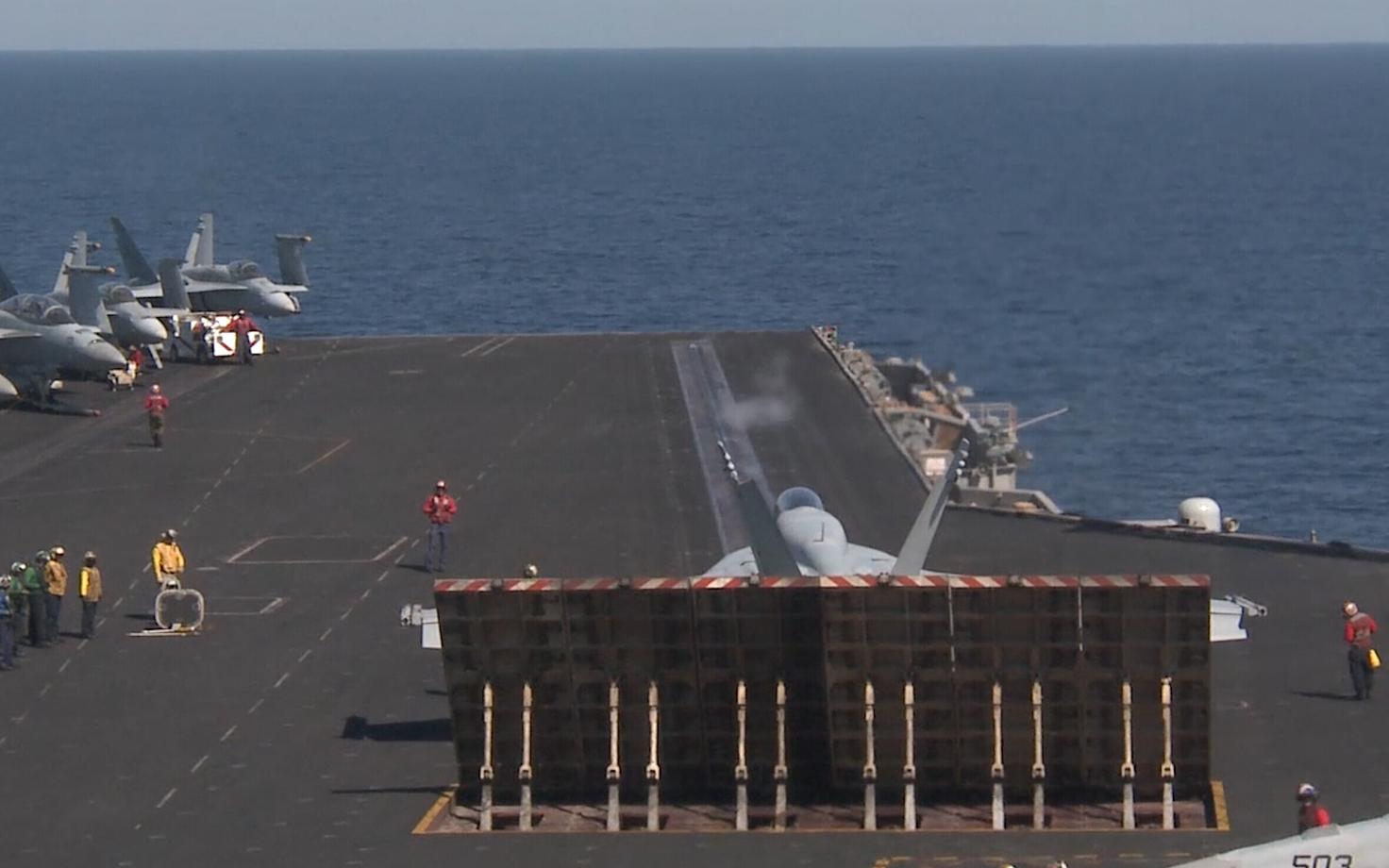F/A-18 Hornet перед стартом.