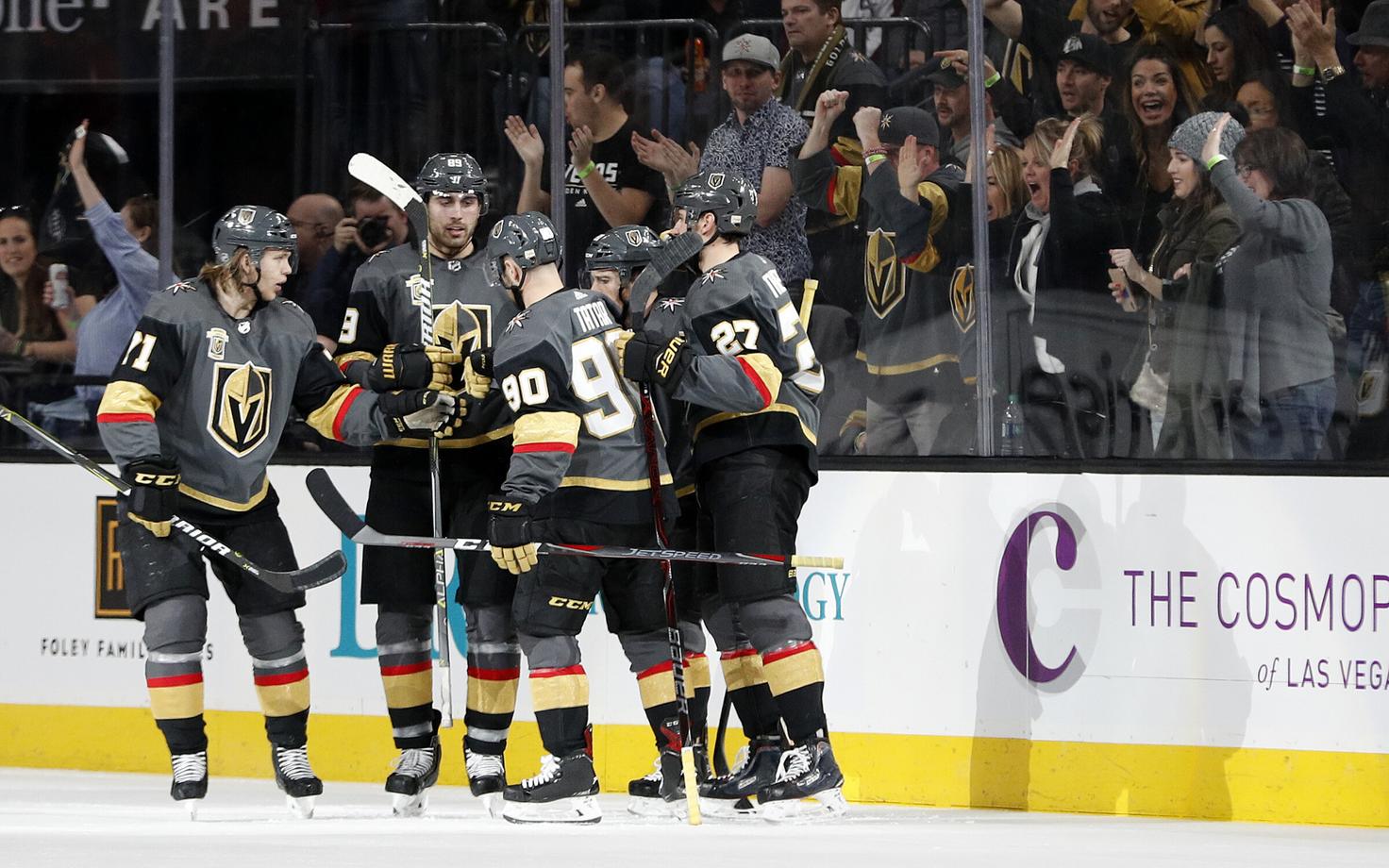 Vegas Golden Knights mängijad väravat tähistamas.