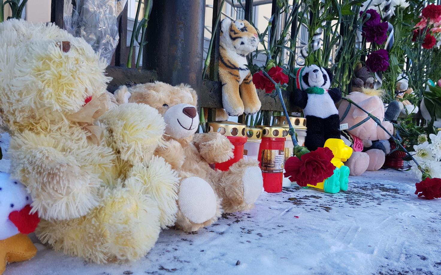 Цветы, игрушки и свечи возле Генконсульства России в Нарве.