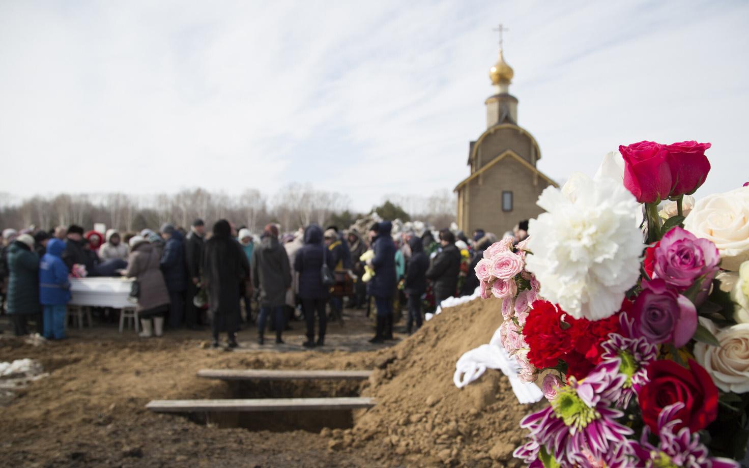 В России начался общенациональный траур по жертвам пожара в Кемерове.
