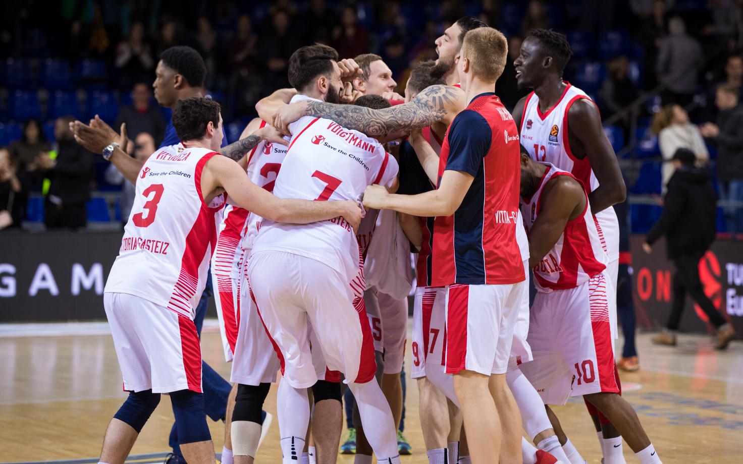 Vitoria Baskonia mängijad võidu üle rõõmustamas.