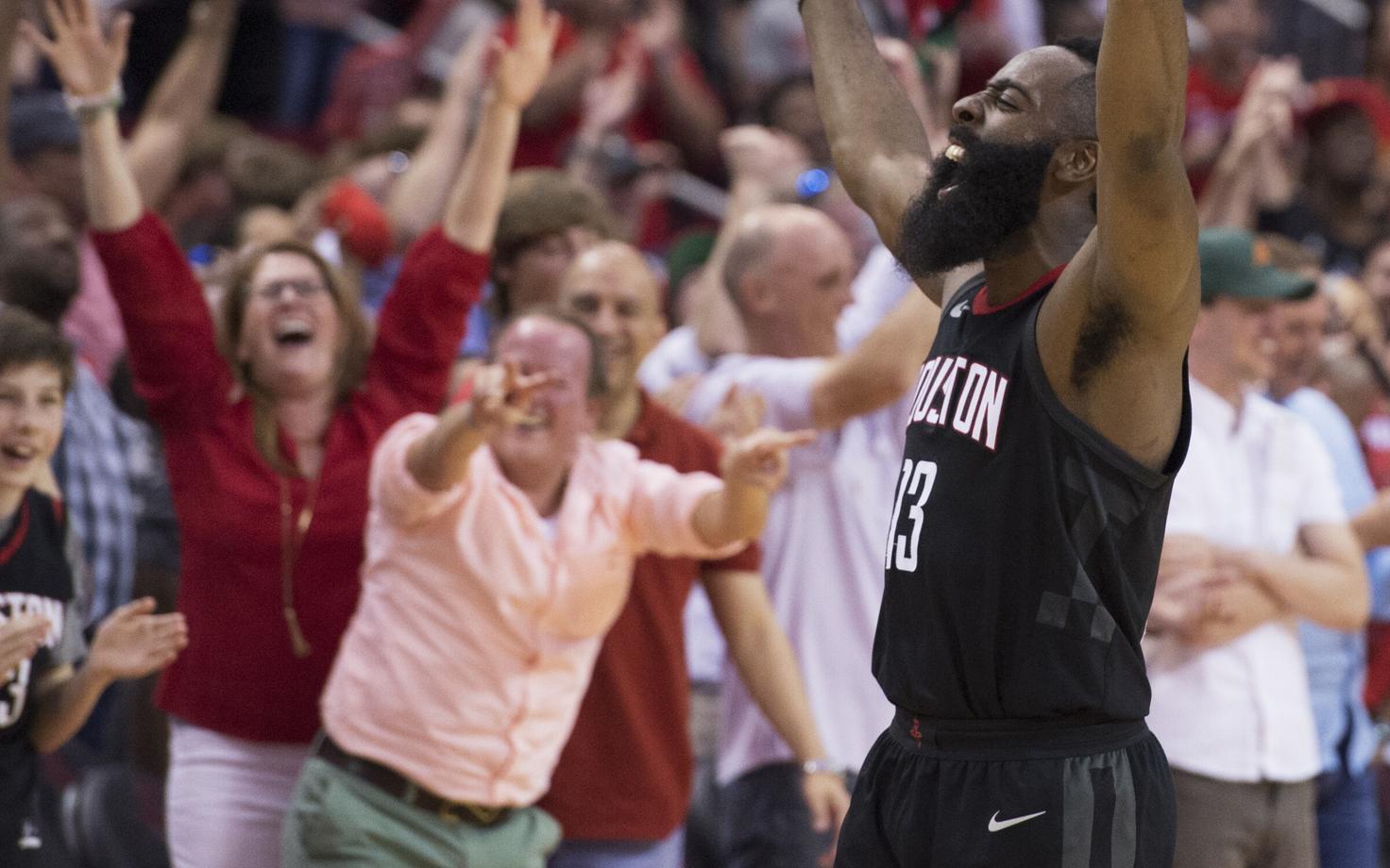 James Harden Houstoni viimasel sekundil saavutatud võitu tähistamas.