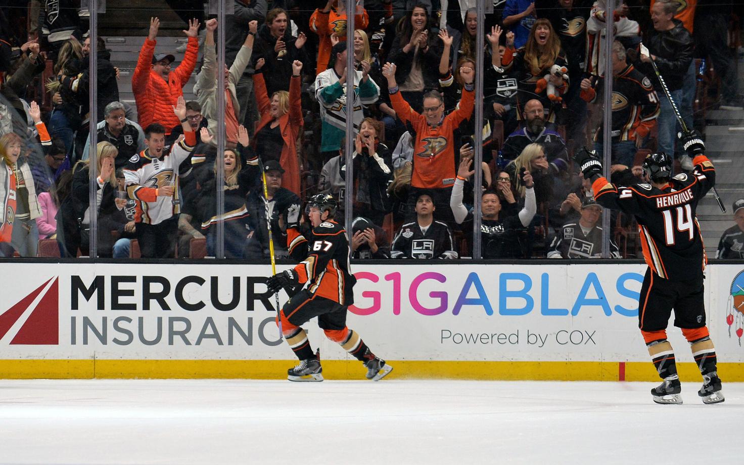 Rickard Rakell Anaheimi võiduväravat tähistamas.