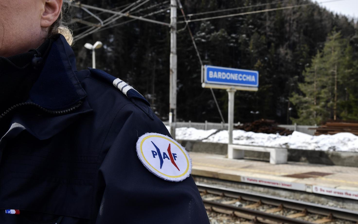 Prantsuse piirivalvur Bardonecchia jaamas.