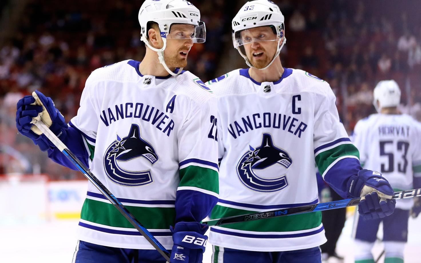 Daniel Sedin (vasakul, usaldage meid) ja Henrik Sedin mängus Arizona Coyotesi vastu