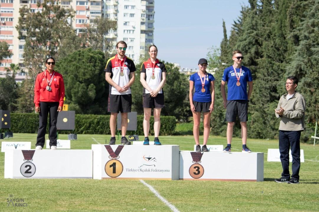 Reena Pärnat ja Märt Oona pjedestaali kolmandal astmel