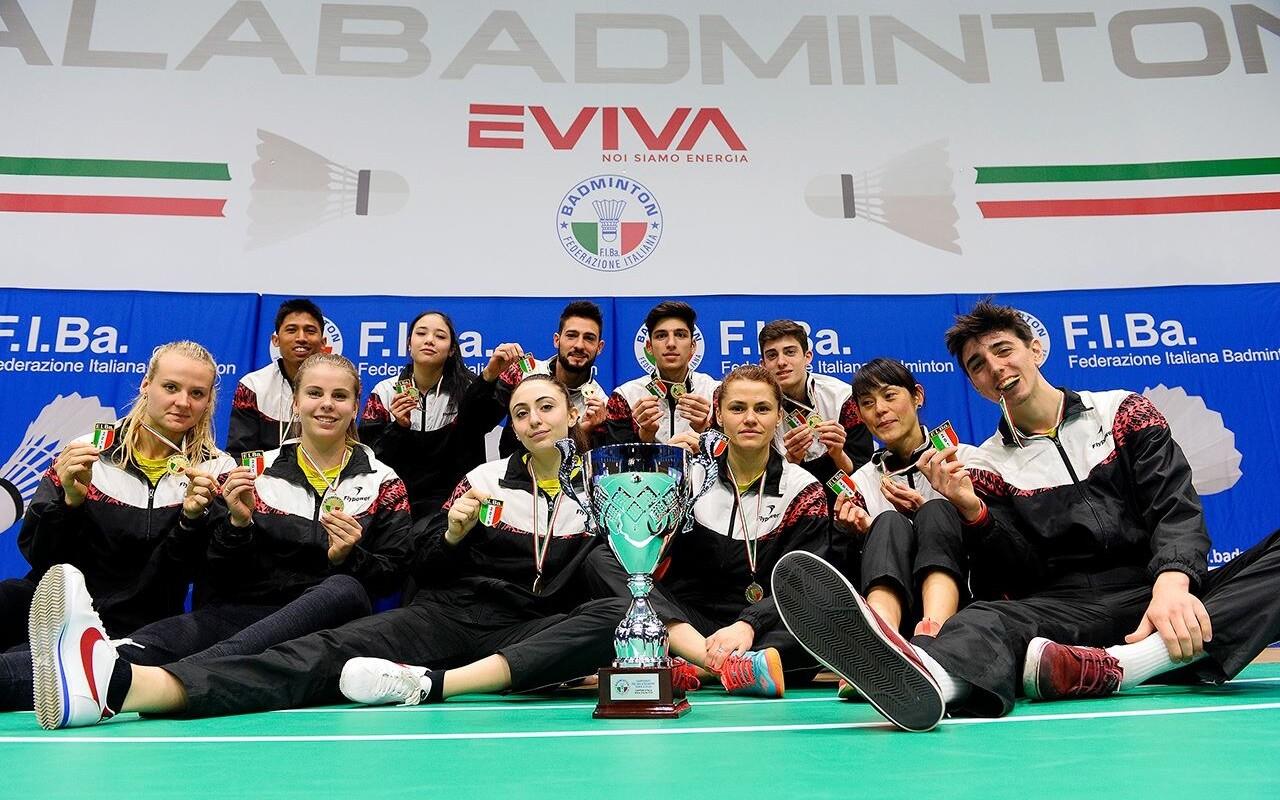 võidukas BC Milano võistkond võidukarikaga