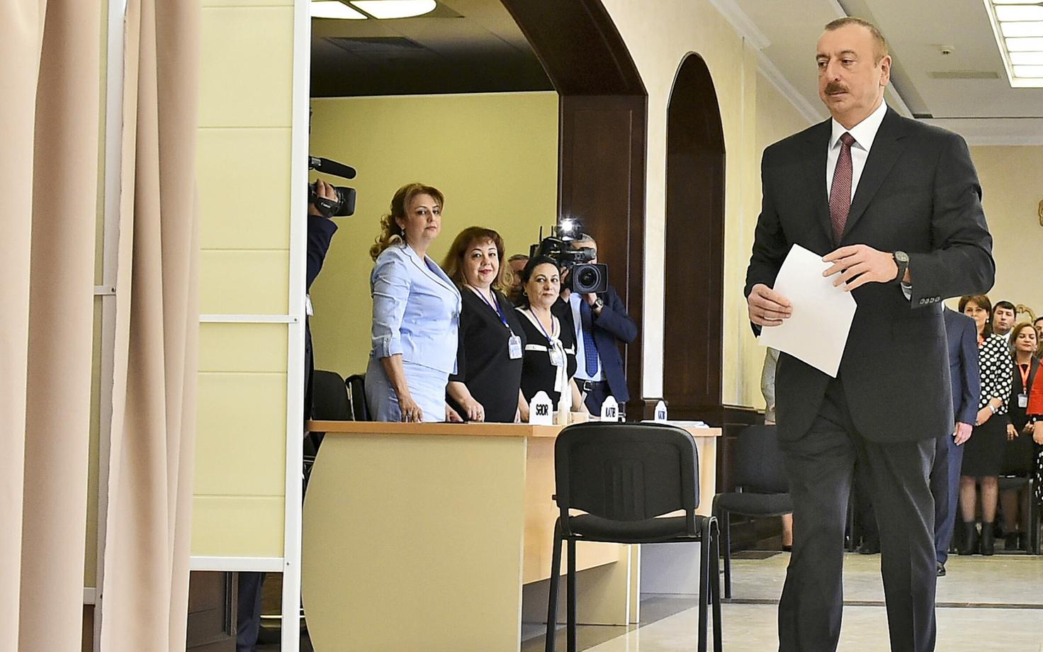 Aserbaidžaani president Ilham Alijev 11. aprillil hääletamas.